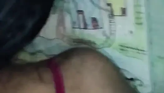 Hintli ateşli kız işinin altında ve domalarak sikişiyor