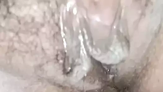 Komşunun yaşayanları tarafından alındım ve kadınlığıma nazikçe masaj yapıyor ve sonra çabucak aşağı indiriyor ve ayrılıyor