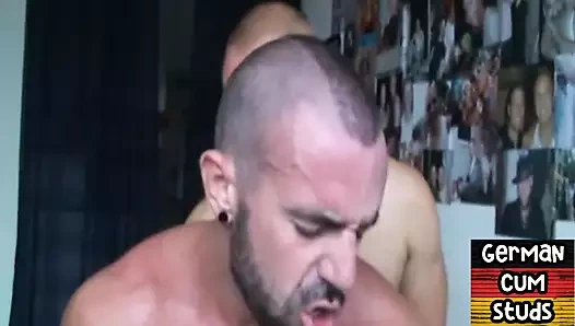 Gerçek Alman kaslı ve dövmeli sporcu evde prezervatifsiz