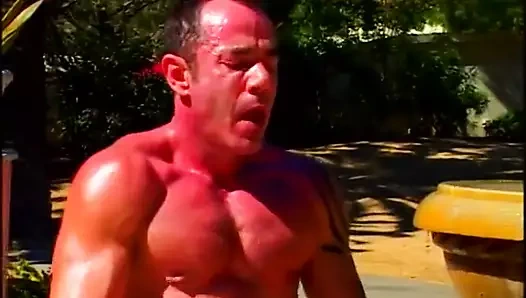 Kaslı erkekler çeşmenin yanında sikişiyor