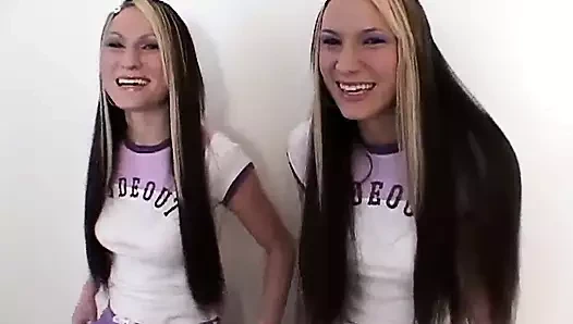 Lezzetli ikizler yan yana mastürbasyon yapıyor