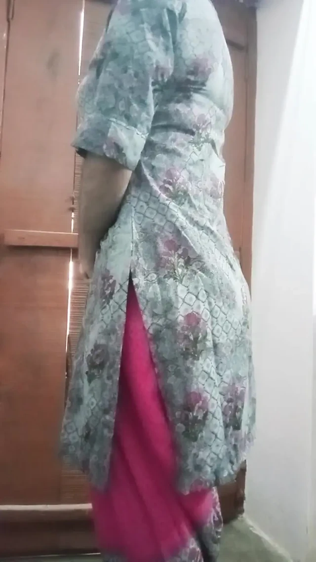 Hintli eşcinsel travesti Gaurisissy Salwar Kurta'da ev hanımı gibi görünüyor xxx
