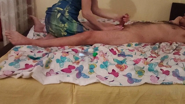 Жена босса обожает дрочить мой член, когда муженька нет дома