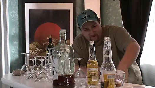 Güzel sarışın orta yaşlı seksi kadın oğlunun en iyi arkadaşıyla sikişmeyi seviyor