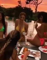 Birlikte yemek yiyip içen ve sigara içen kostümlü kızlar