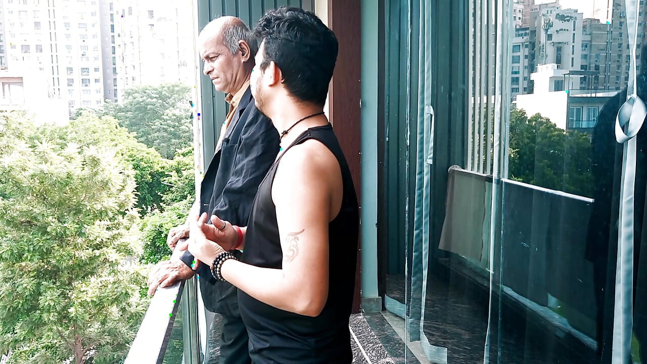 Hintli üçlü seks videosu Üvey baba ve üvey oğlu üvey kız kardeşleriyle sert seks yaptı ve amını sikiyor. Indian Audio