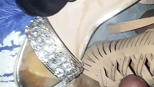 Cum yük üzerinde latinas topuklu ve sandalet