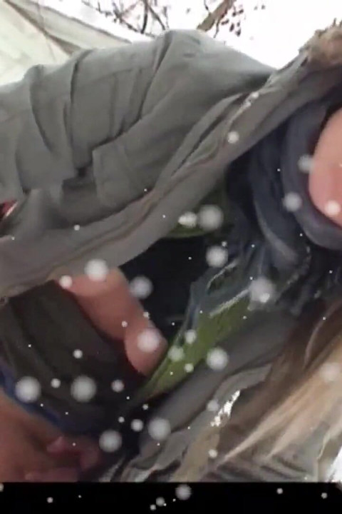 Yaşlı adam açık havada orta yaşlı seksi kadını sikiyor ve genç bir kızın ağzına boşalıyor