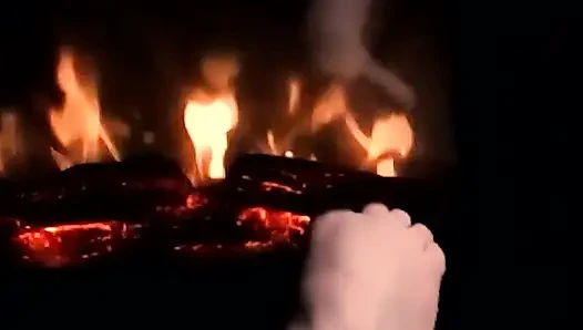 Ayaklarımı ateşte ısıtıyor, böylece yarağın ve taşakların için ısınıyor ve terliyorlar