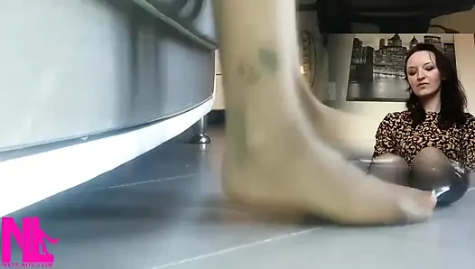 En sevdiğim melodi siyah pompalara ve hortumlu ayaklara dokunuyor