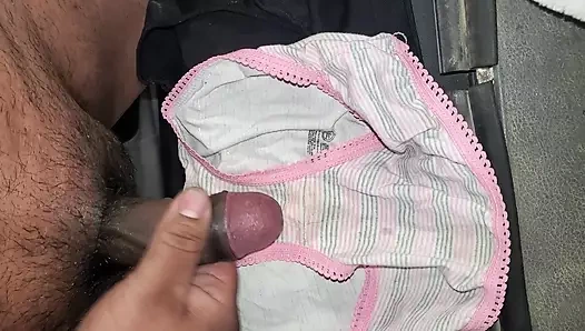 Tamirci müşteri cr'de iki çift kirli külot buldu