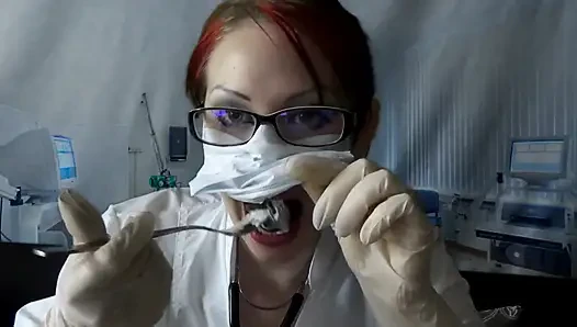 Doktor tıbbi maske ve eldivenle yiyor