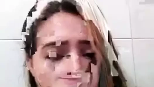 Rukha ali alışveriş merkezinde oyuncak yapıyor