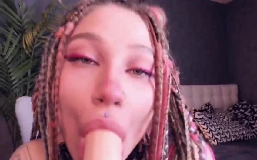 Teen nymphomaniac sucks deep