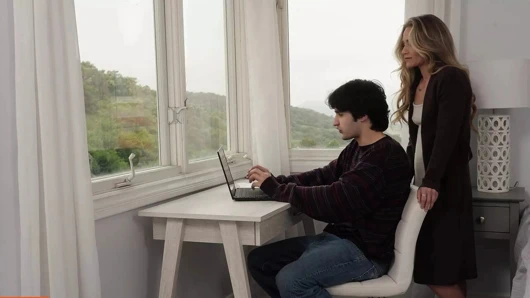 Sarışın orta yaşlı seksi kadın Athena Anderson sakso ve ıslak tıraşlı amcığıyla sikişerek üvey oğlunun stresini azalttı