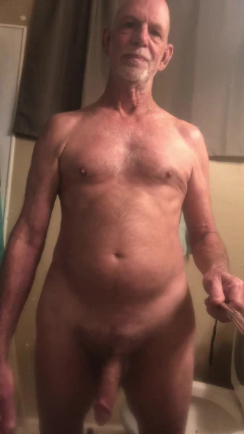 Волосатый член играет с 2