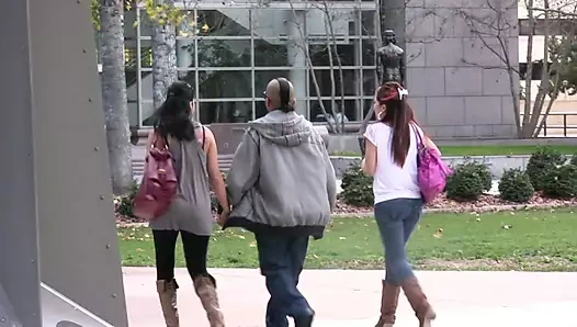 Madison Parker, Anthony Rosano'nun yarağını emiyor.