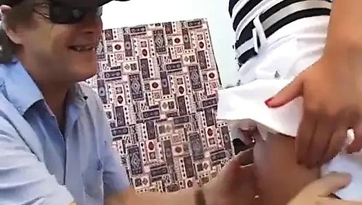Güzel bir latin olan Sarah kaltağını dildoyla sikiyor!