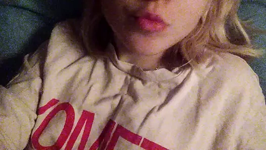 Akşam büyüleyici ev yapımı striptiz ve orgazm ile nazik mastürbasyon. yakın çekim