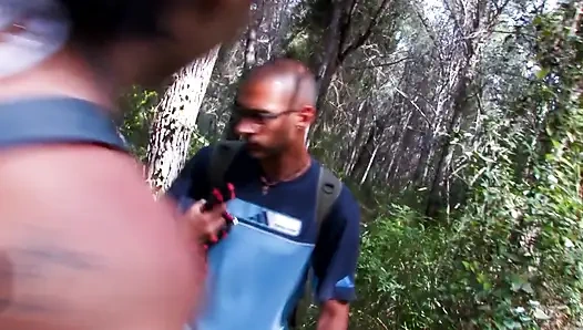 Azgın genç amcık Cherry'nin sert sikilen yarığı dölle dolu görünüyor