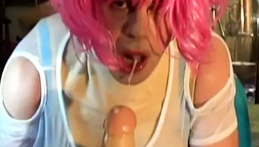 Büyük göğüsler içinde mavi sutyen üzerinde boşalmak yalama crossdresser