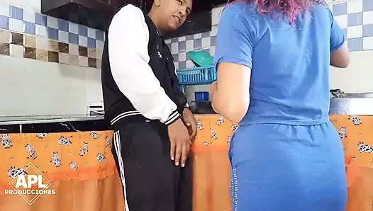 Fahişe üvey kız kardeşime azgın olduğumu söylemek istiyorum, çünkü her zaman benimle ilgileniyor