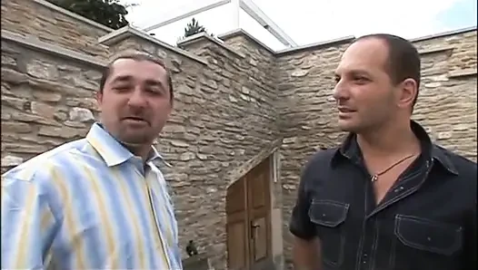 Büyük memeli çarpıcı kaltak çifte sikiliyor ve dölleniyor