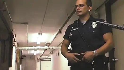 Sarışın genç kız polis tarafından sert sikiliyor - fışkıran orgazm patlaması