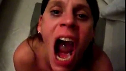 Azgın darbe iş yerden yukarı yırtılmıştı