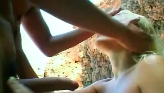 Çekici Fransız sarışın plajda sikiliyor