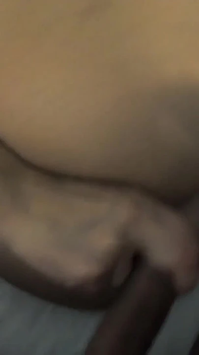 Arkadaşının karısı mükemmel büyük götüyle onu baştan çıkarıyor ve azdırıyor, ama kadın sikişmesine izin vermiyor, adam yine de boşalıyor | Klip 3