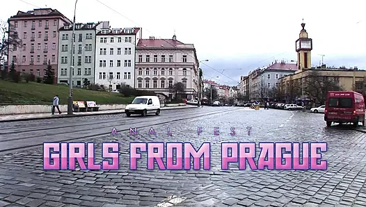 Her iki deliklerini de doldurmaya hevesli azgın kızlarla barda grup seks