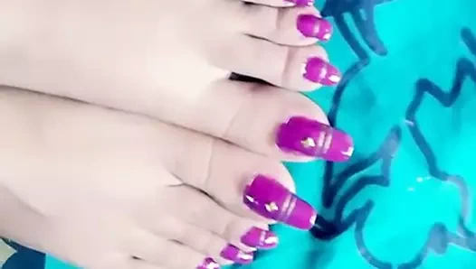 Hint uzun ayak tırnakları