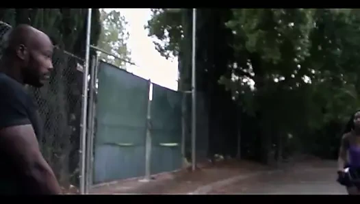 siyah güzellik arkadan çivilenmiş alır