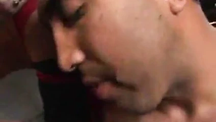 onun kırmızı slip giyiyor