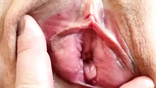 Tam film. tıraştan sonra amcık işiyor İşedikten sonra amını sikiyor. orgazm olmak için klitorisini sperm kremiyle ovuyor yakın çekim