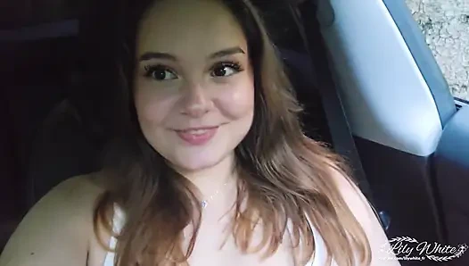 Ormanda bir yabancı tarafından sikilmek için arabamda bekliyorum