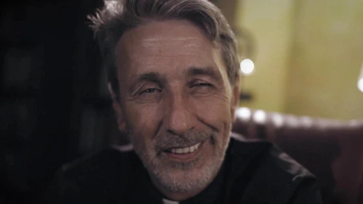 Saf tabu rahip çaresiz bir gelin adayının avantajını kullanıyor