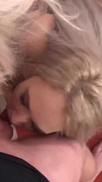 Лучший тройничок блондинки-бомбы - большая сочная попка и крошка с огромными сиськами паровозик, счастливый чувак