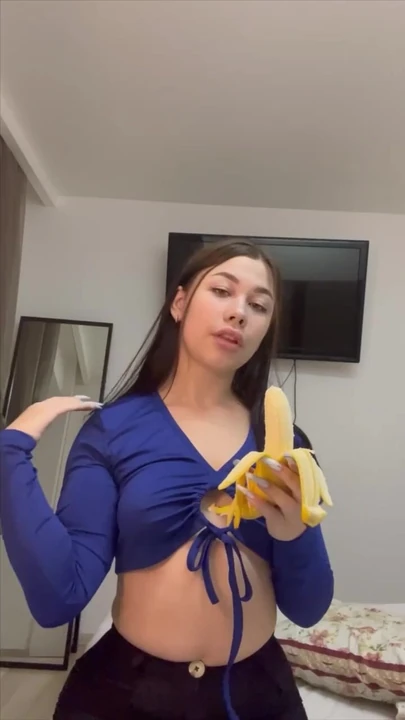 Посмотри, как я трахаю ее глотку! очень глубокий минет