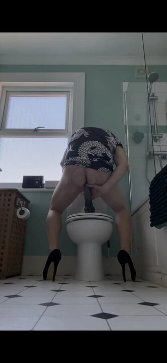 Скачу на большой игрушке