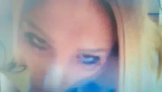 22, sarışın ve aptal