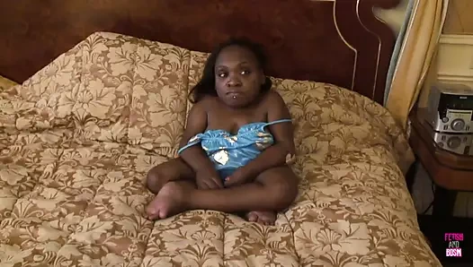 Büyük memeli ve meme uçlu siyah cüce süper ateşli sakso çekiyor