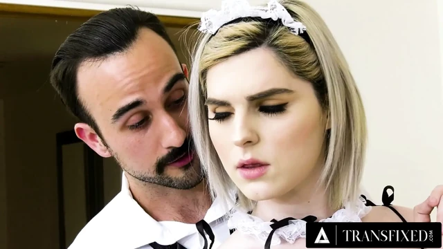TRANSFIXED - Ella Hollywood Fransız hizmetçi üniformasıyla öğleden sonra anal sunuyor