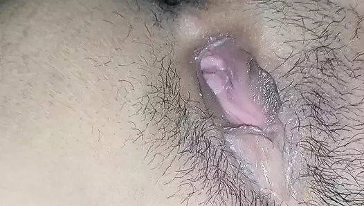 Seema yenge ıslak amcığının içine boşalmasını gösteriyor