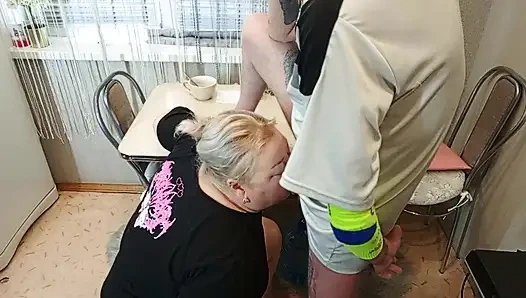 Öğleden sonra, komşumu mutfakta ağzından sikiyorum ve boşalıyorum