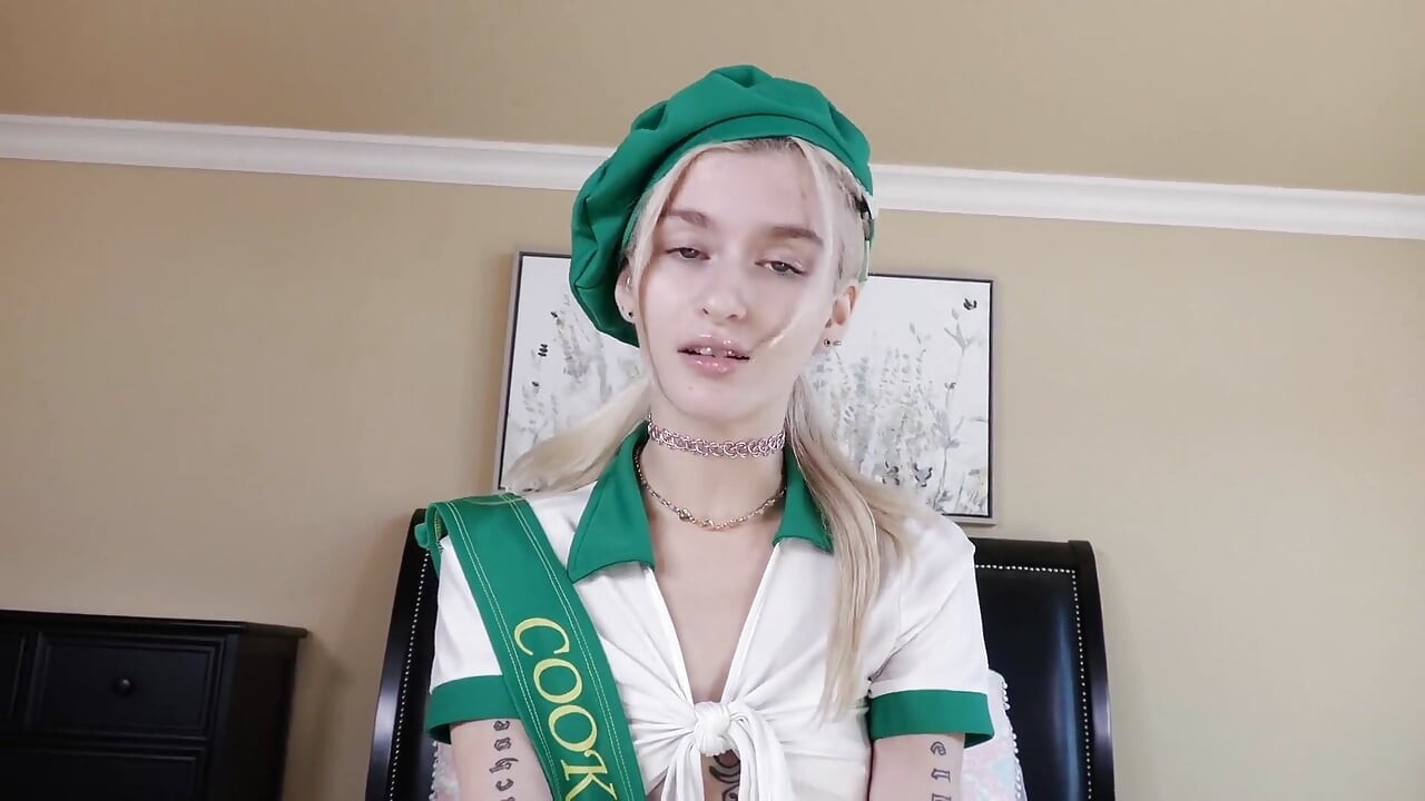 Minyon sarışın Emma Rosie bakış açısıyla yalıyor