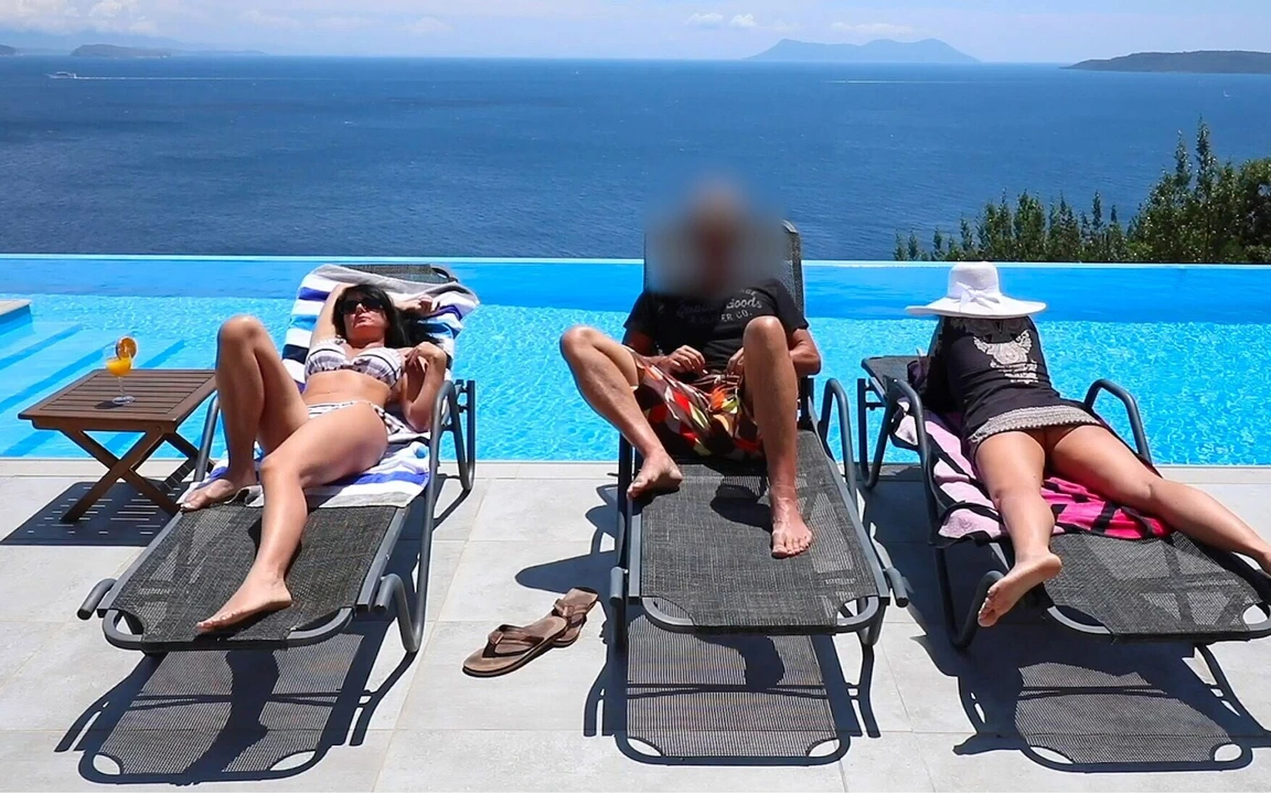 Karısı onu tatmin edemiyor, bu yüzden beni otel havuzunun yanında sikiyor!