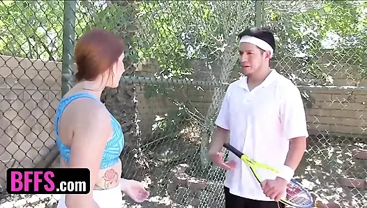 İki erkek arkadaş - azgın tenis koçu öğrencilerinin mini eteklerini kaldırıyor ve ıslak amcıklarını sahada sikiyor