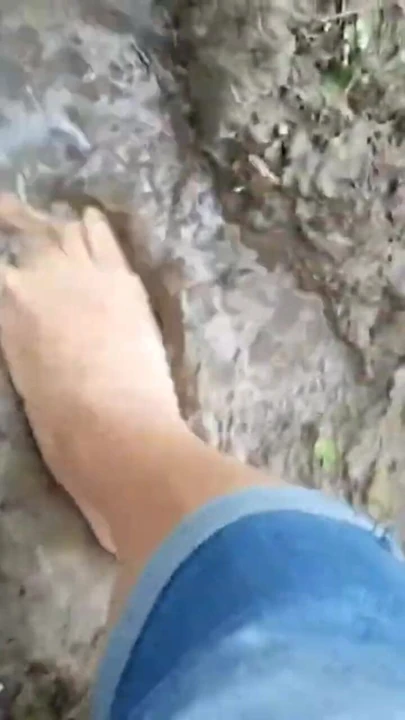 Çıplak ayaklar çamurlu eğleniyor